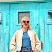 Doctora en Filosofía (Sorbonne, París 1) dicta clases de Filosofía, Francés y Japonés